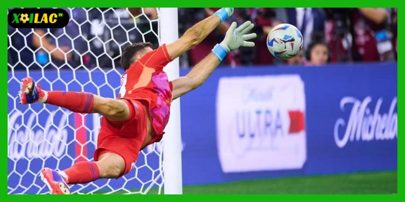 KHÁI NIỆM “ADVANTAGE” TRONG BÓNG ĐÁ – LUẬT LỢI THẾ THEO FIFA 2 Tín hiệu trọng tài cho lợi thế – hai tay duỗi thẳng song song