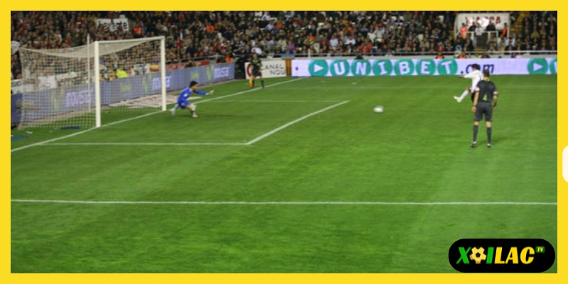 KHÁI NIỆM “ADVANTAGE” TRONG BÓNG ĐÁ – LUẬT LỢI THẾ THEO FIFA 3 Ví dụ luật lợi thế: cầu thủ bị phạm lỗi nhưng bóng đến chân đồng đội